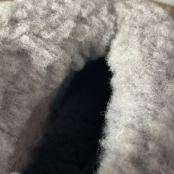 Egli’s sheepskin slippers. Never walked in. Cozy. Women’s 10/mens 8. Unisex - Picture 15 of 17